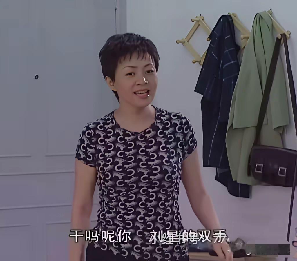 开始有点理解为什么宋丹丹穿一件旧T恤，
能把热搜给占了。

8月22日晚，那英"