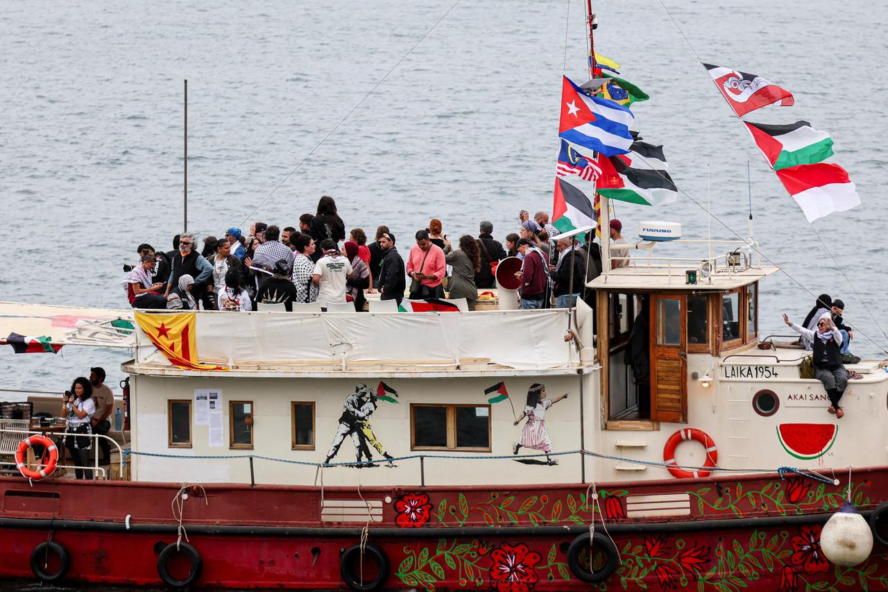 据半岛电视台快讯：臭名昭著的以色列IDF在希腊克里特岛附近的国际水域，强行拦截了