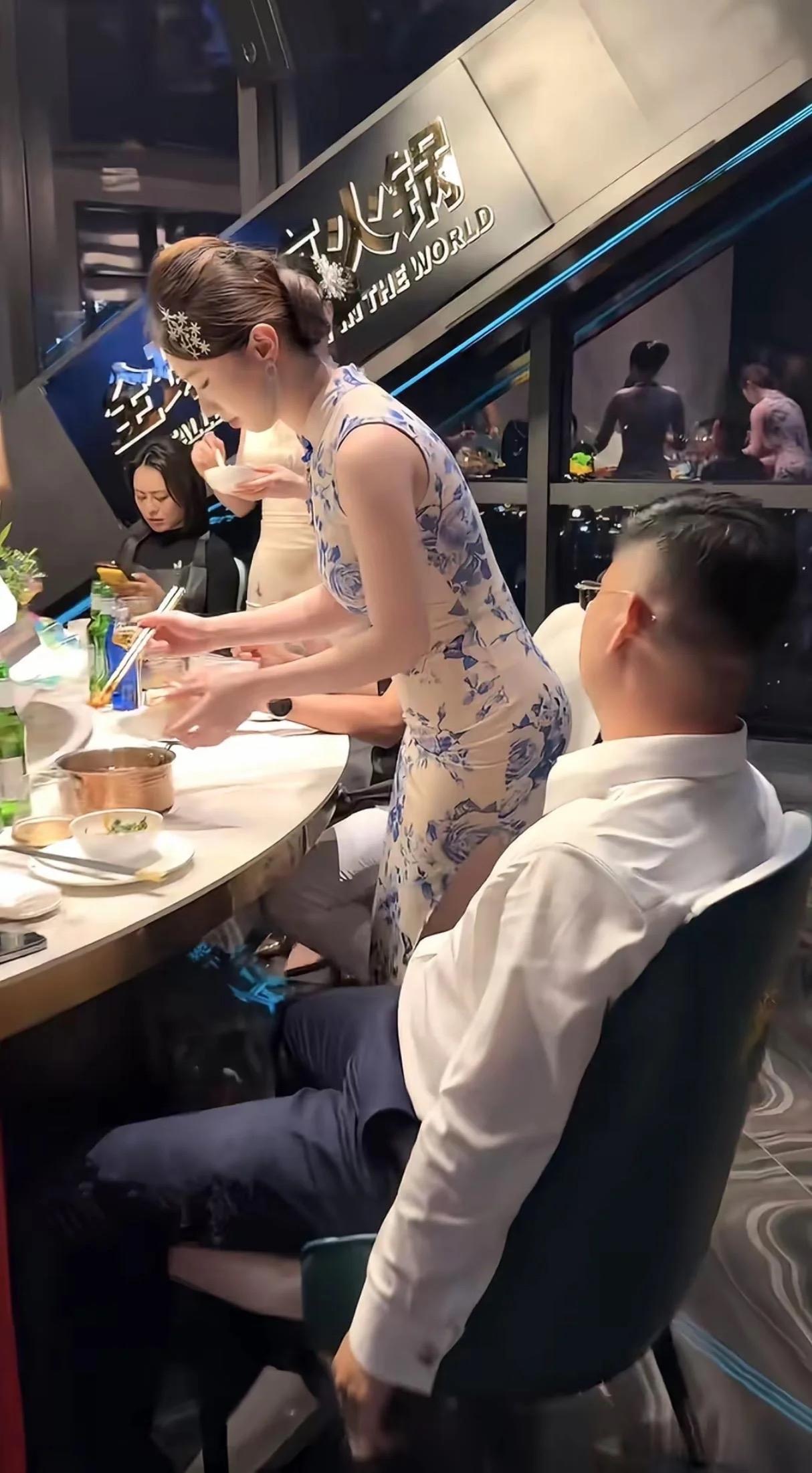 火锅店的一幕太有氛围感了！身着青花瓷旗袍的女子俯身桌边，很多人第一眼都以为她是服