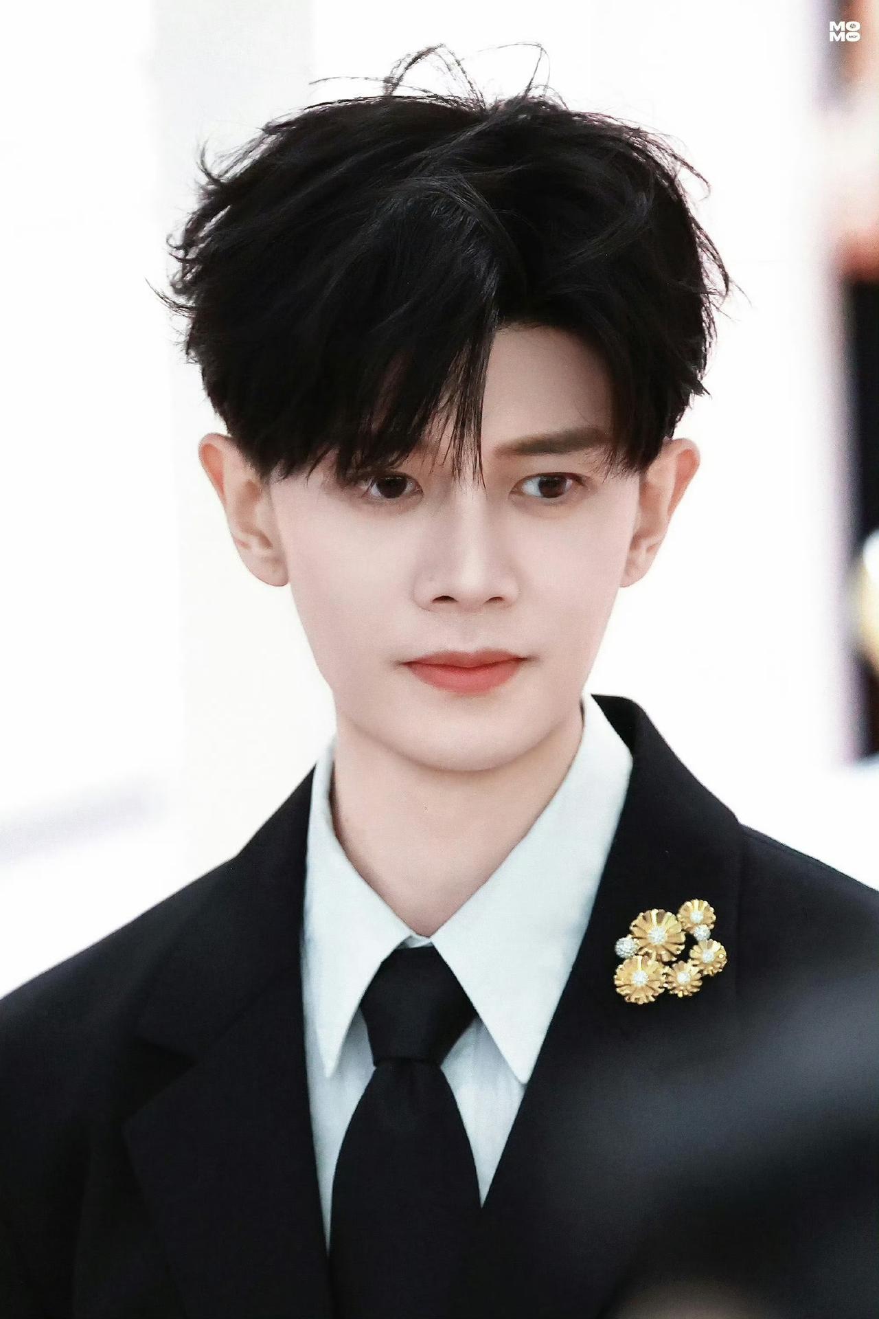 360°无S角的任嘉伦
全宇宙最帅的男任
每天早上醒来第一眼看的任

早安❤️@