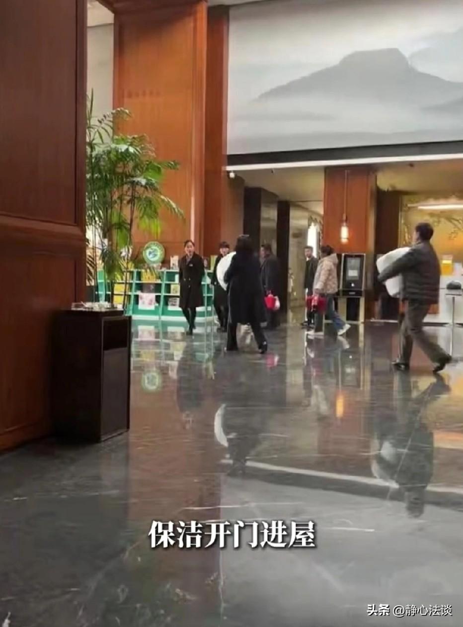 山东，一对夫妻办理完退房，竟然盯上客房的被子。二人直接把被子卷起来打包，一人抱着