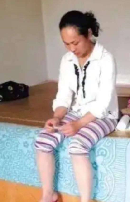 1994年，一名18岁的女孩被人贩子以2700元卖给了一位农民，洞房当晚，女孩紧