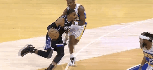 有恩怨？马瑟琳这么拽威少的？
在今天NBA常规赛国王对阵步行者的第一节比赛中，威