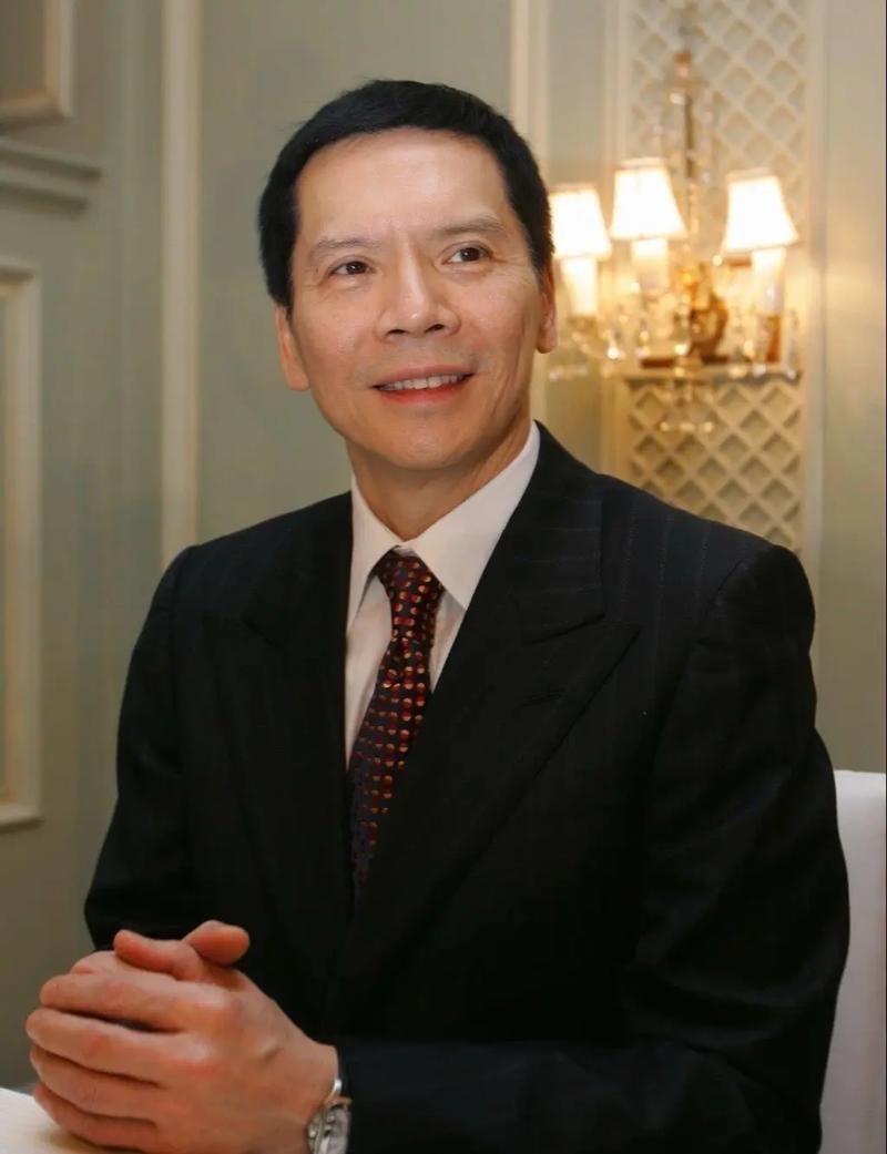 向华强说，我大哥在ICU拖了八九个月，每个月30万，一堆护士照顾他，他女儿舍不得