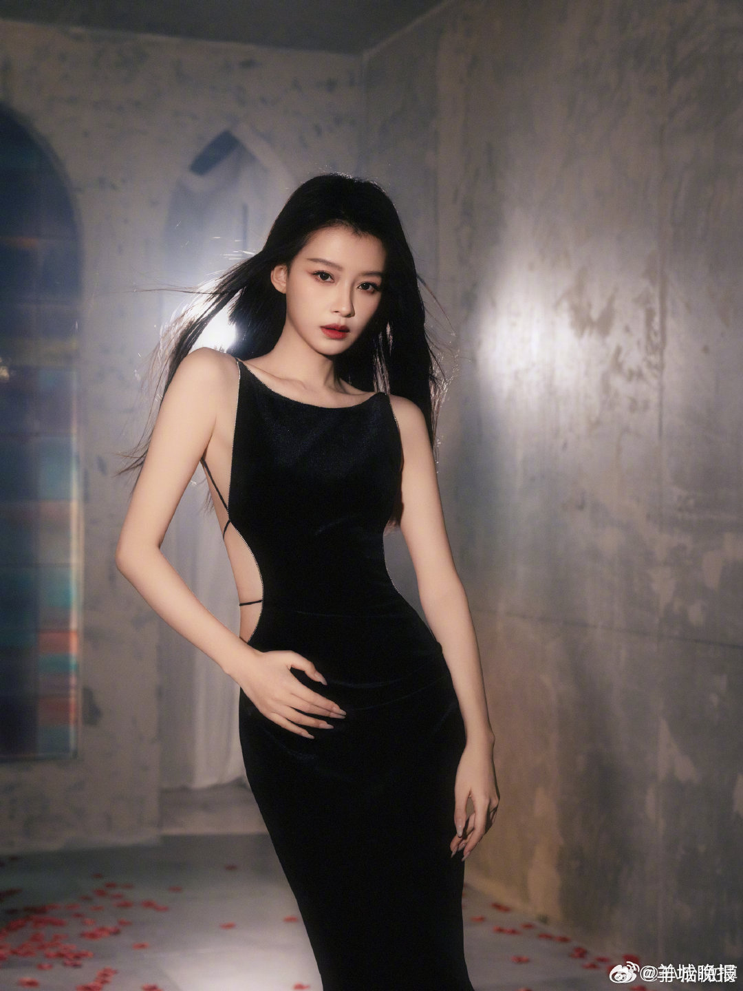 【谁能不爱充满极致反差感的她们】#看她黑白双切一秒转换# 镜头前是生人勿近的高冷