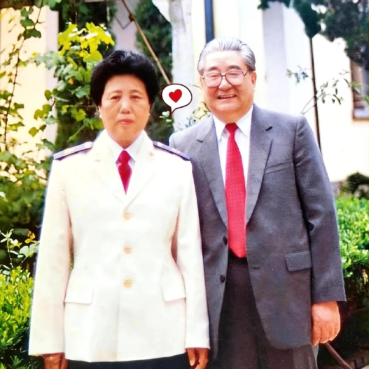 90年代，韩培信老书记和夫人李立英，一张温馨的合影，当时的他已经古稀之年，看起来