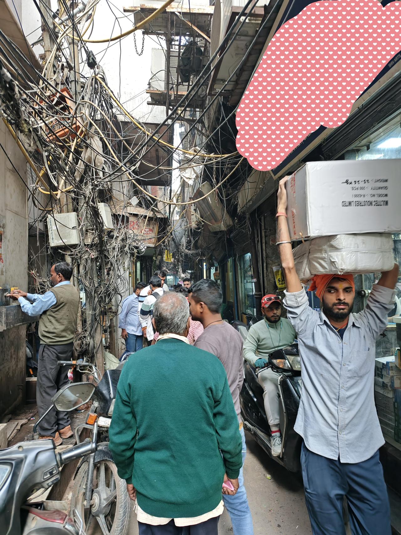 从迪拜来到印度德里，感觉一下穿越到了20-30年前的一个小县城。

迪拜到德里的