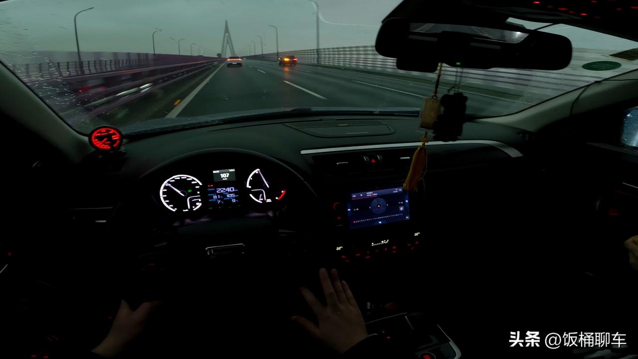 开车稳，还得是开轿车，轿车无论是操控，油耗，稳定性，风阻系数都好于SUV。

有