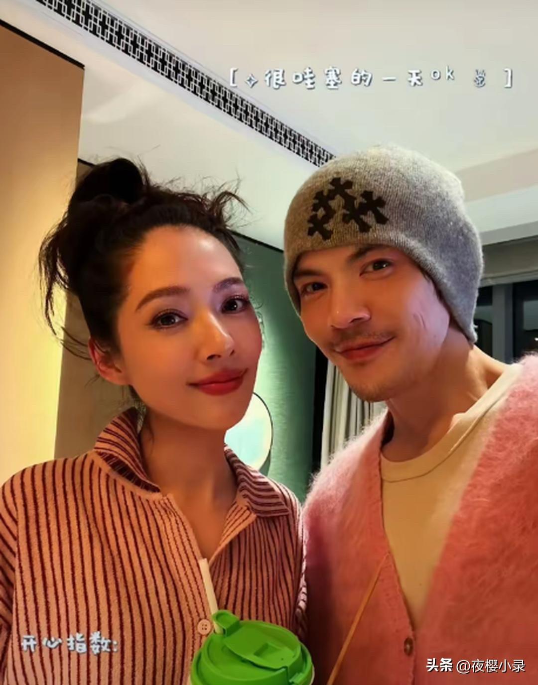 3月30日，向佐晒出探班郭碧婷的vlog。郭碧婷穿着白色抹胸拖地长裙，长长的大波