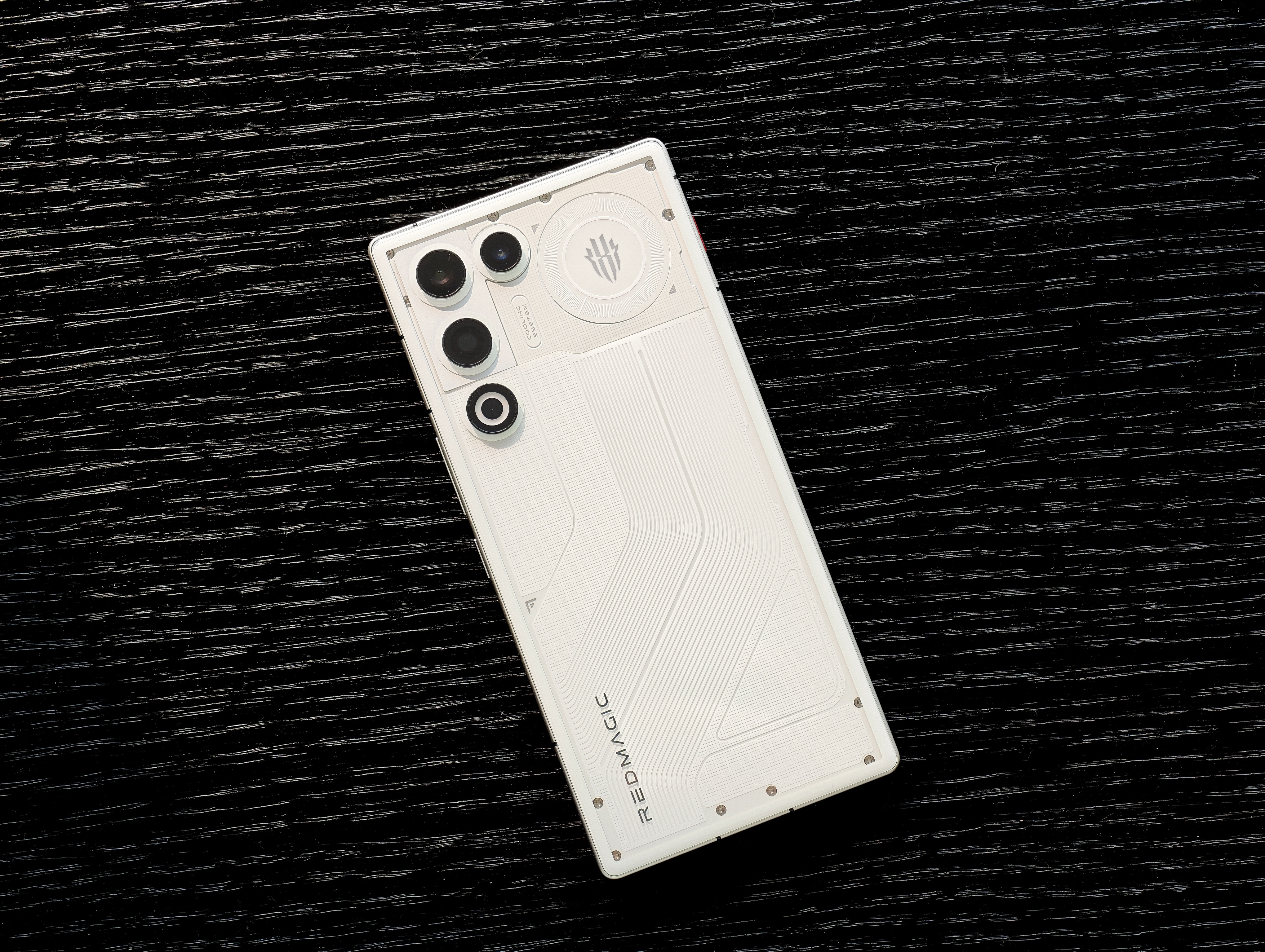 1.5K屏下全面屏+锐利小R角+透明机身+骁龙8 Elite+7000mAh+内