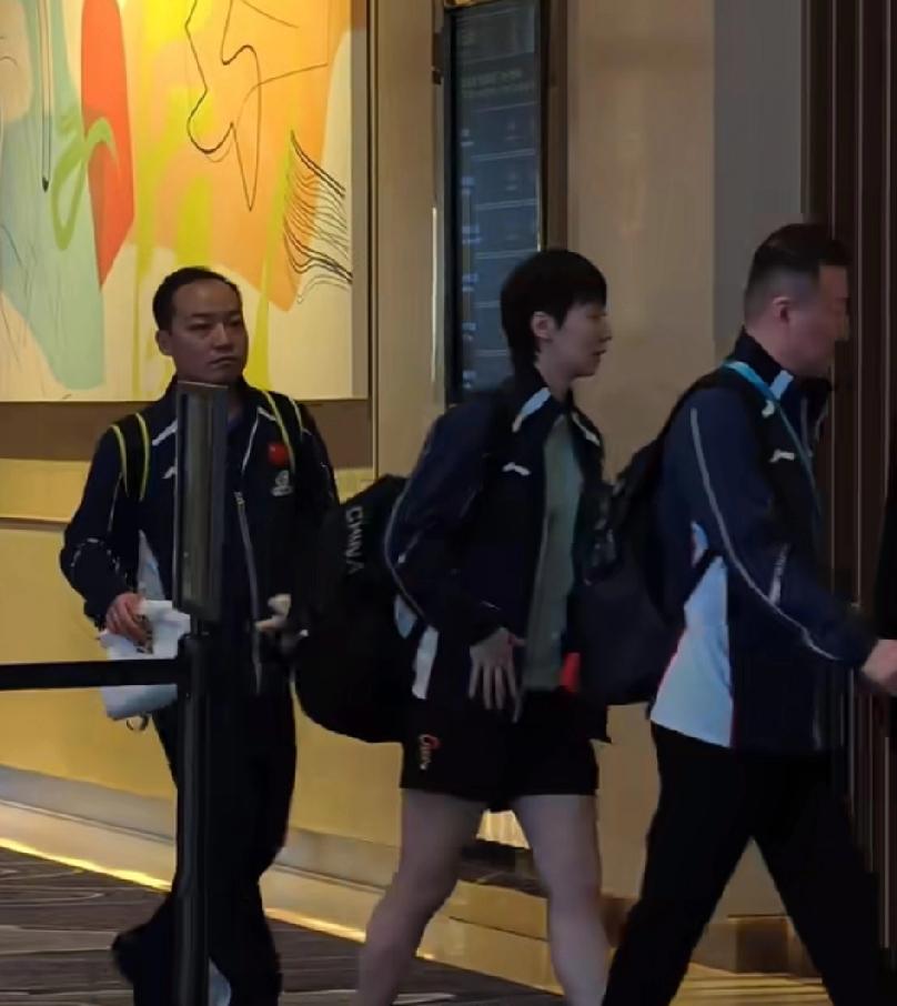 王曼昱澳门世界杯小组赛，最后一场比赛又是对阵印度选手阿库拉，这不已经出发去训练场