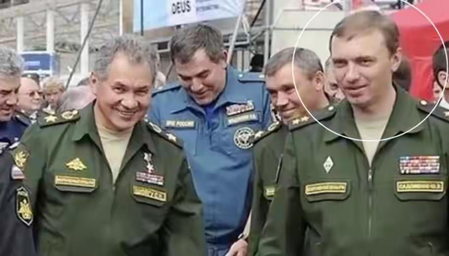 俄前副国防部长突然去世，与绍伊古是“老搭档”，消息人士：其死于“心脏病”。
 