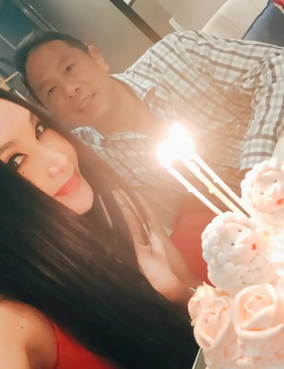 温碧霞晒与老公合照 共庆生日温馨甜蜜. ​​​温碧霞与老公怀抱，笑容洋溢。温碧霞