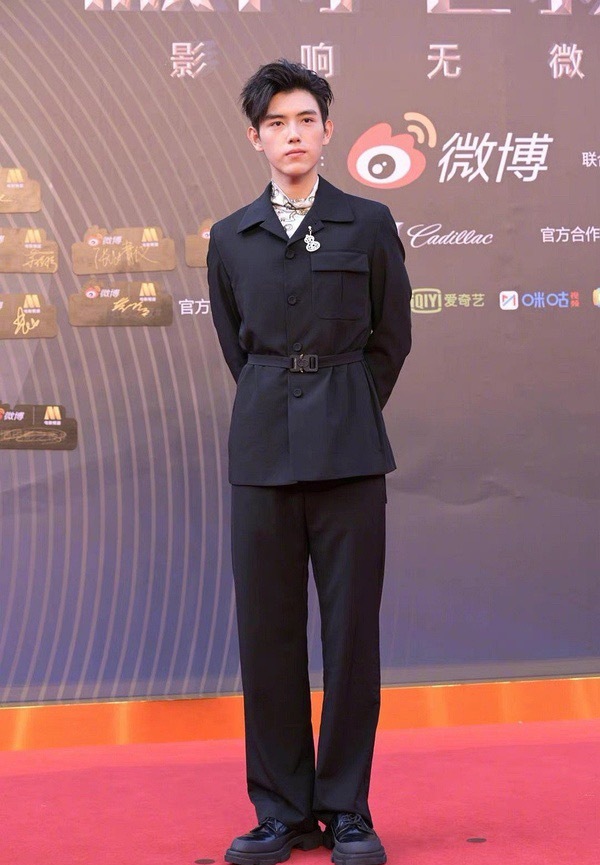 陈飞宇越看越奇怪…..拍戏太辛苦了，疲态感有了一点点 