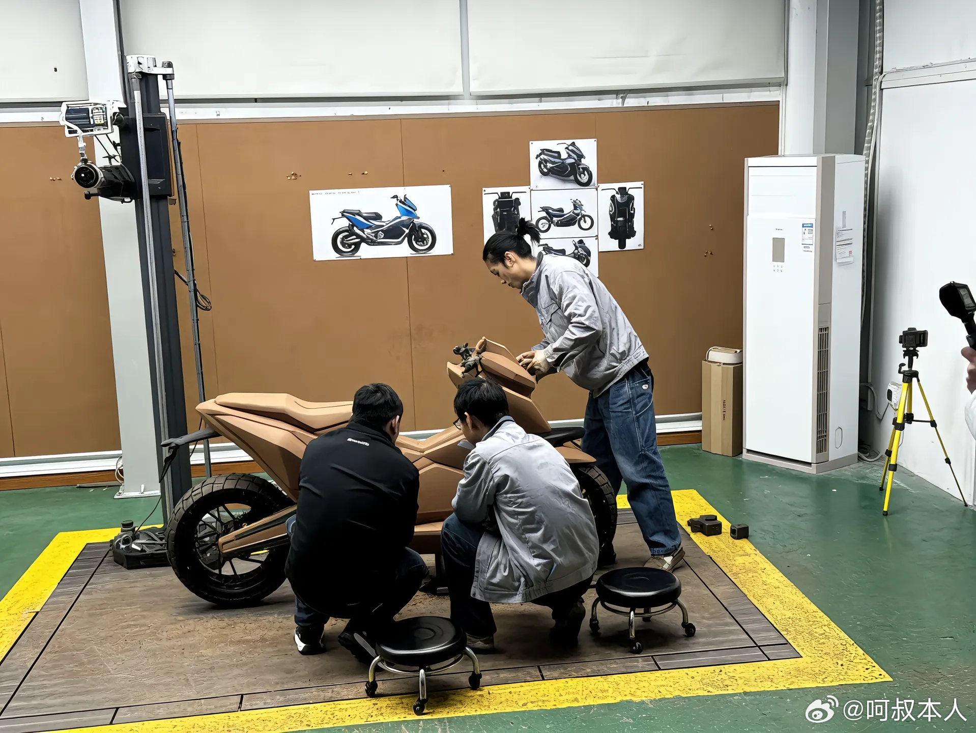 张雪的350大踏板之前立项后就没消息了，现在油泥模型已经出来了！传动是轮机分离的