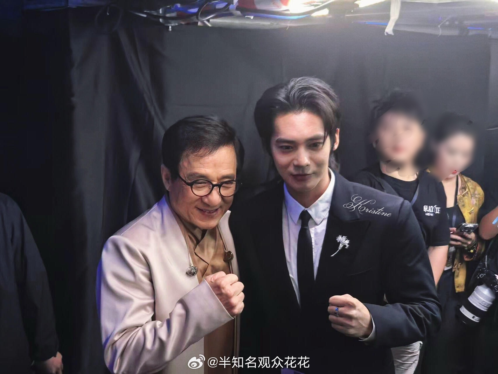 恭喜 又见面了于适成龙后台合影于适成龙湾区升明月后台合影 ​​​