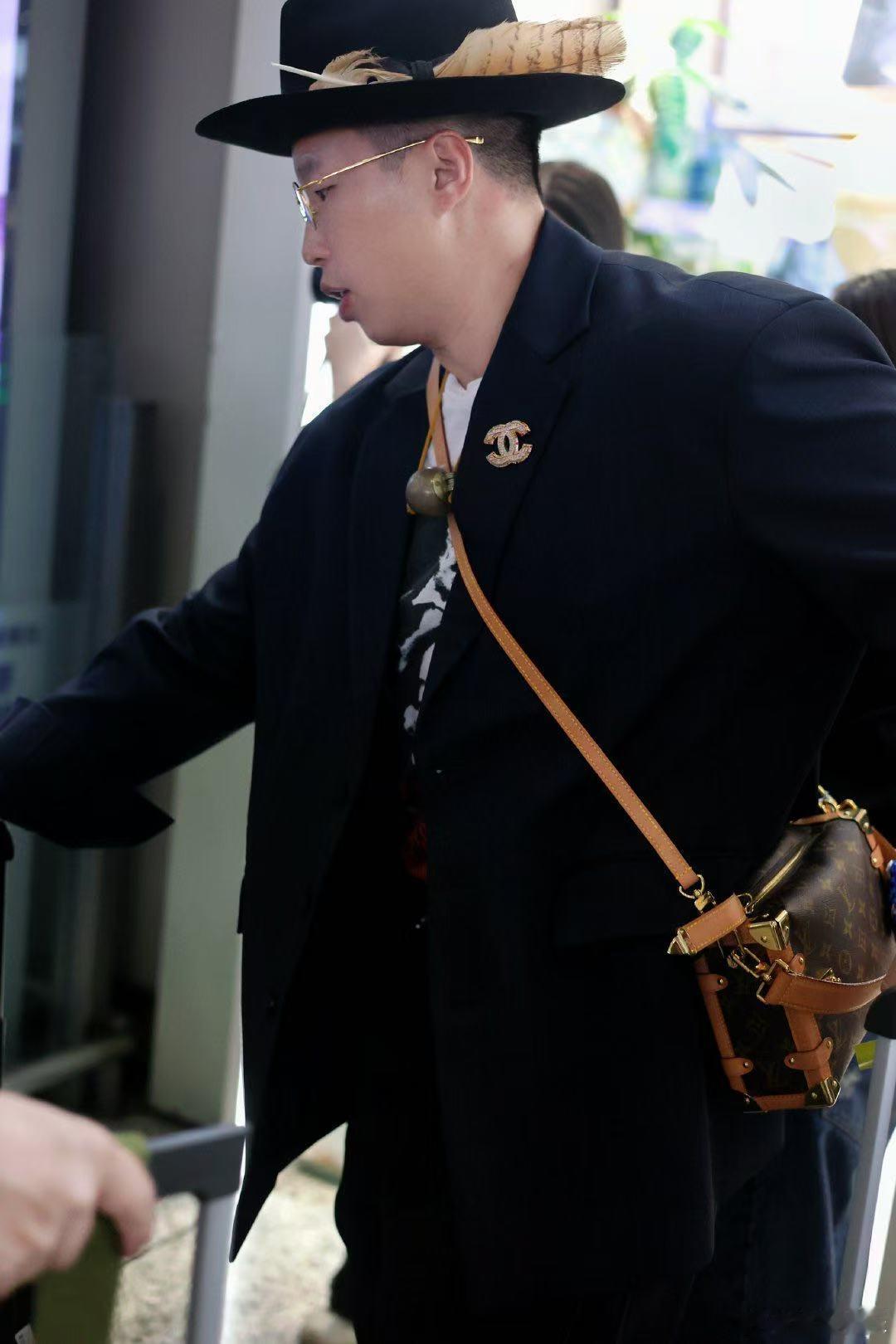 烧饼怕鸡不像是演的 烧饼怕鸡的模样太逗，岳云鹏拿着鸡笼，一靠近就让他慌了神，反复