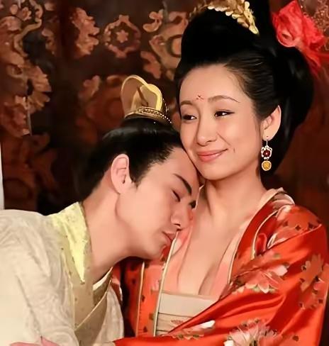 1462年，15岁的太子朱见深正在洗澡时，从小照顾他的乳娘进来加水。朱见深见状，