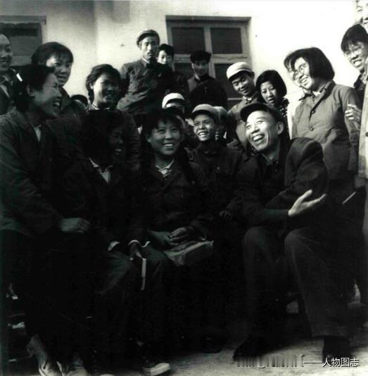 王震和上海支边青年亲切交谈。