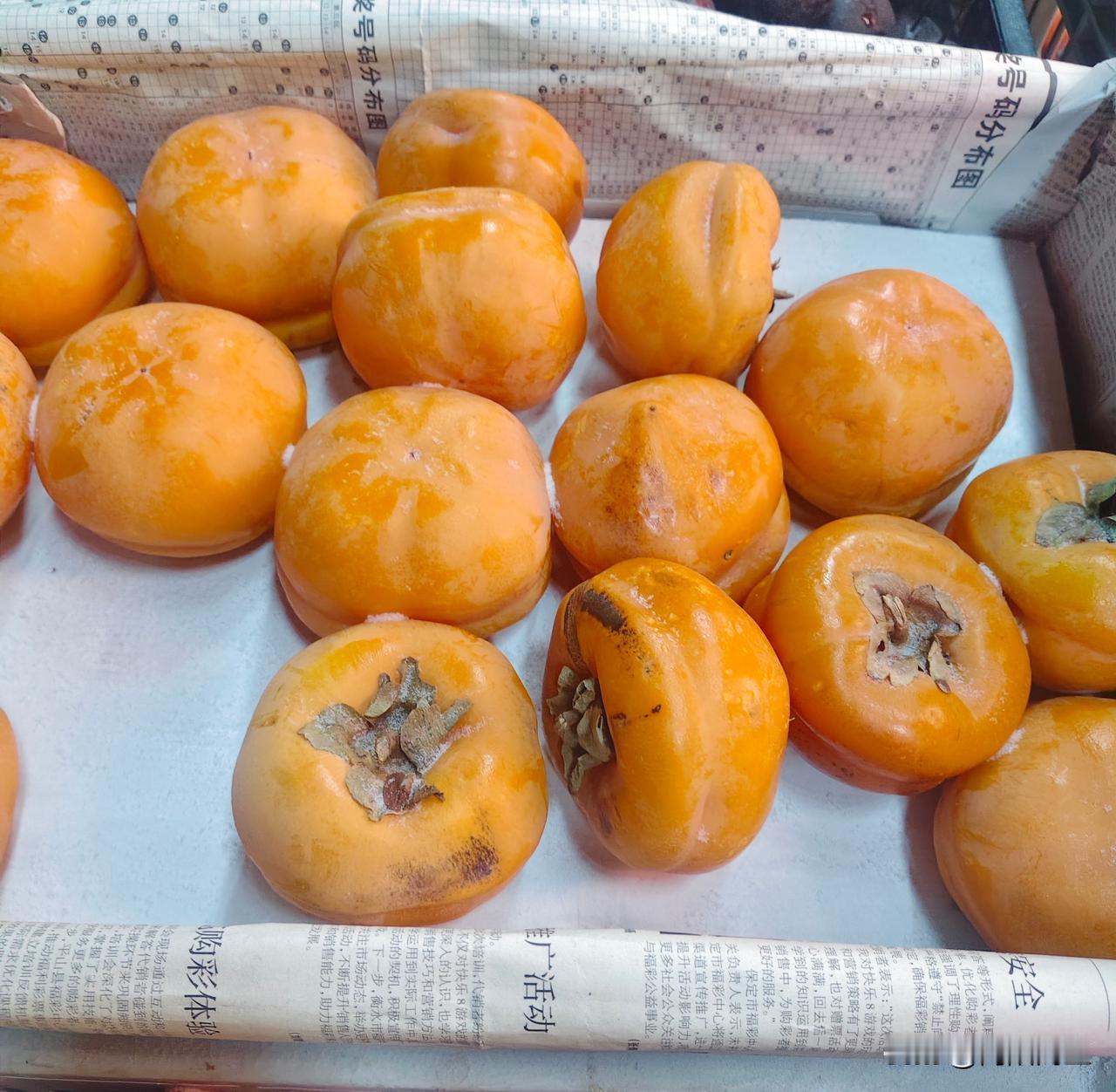 东北的老铁们谁还没吃过小时候的大冻梨、大冻柿子啊！那可是冬天里的“天然冰糕”，刻