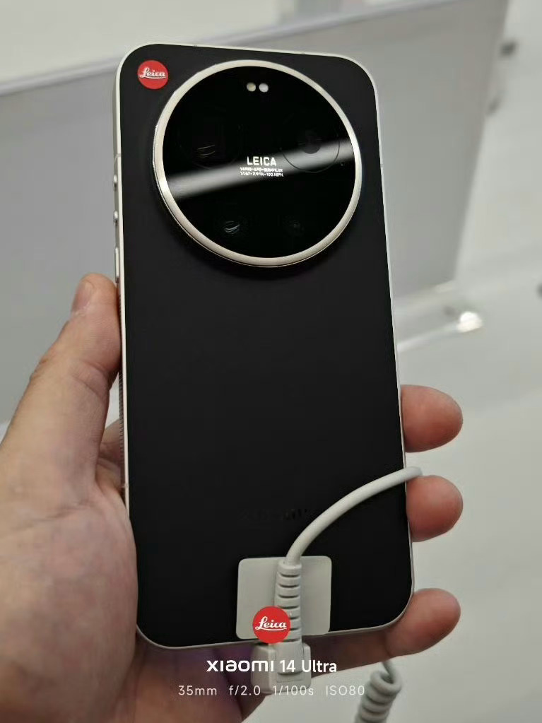 小米17ultra 徕卡版的海外版明天就要发布了硬件都一样，外观对比国行有些差异