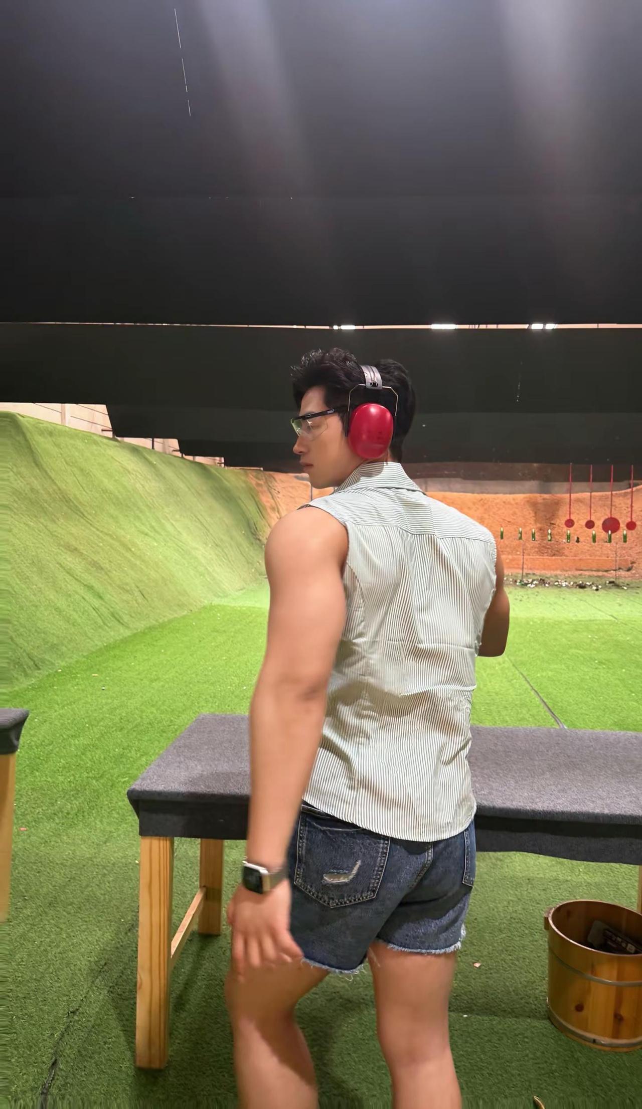 “拿枪要帅 开枪要快.”男生夏日穿搭 实弹射击 黄黑皮穿搭 健身穿搭