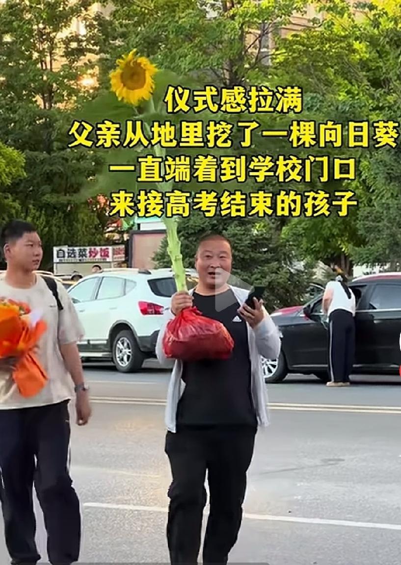 【高考的仪式感有意义吗？】

我不知道高考何时有了社会性和家庭性！

穿旗袍马褂