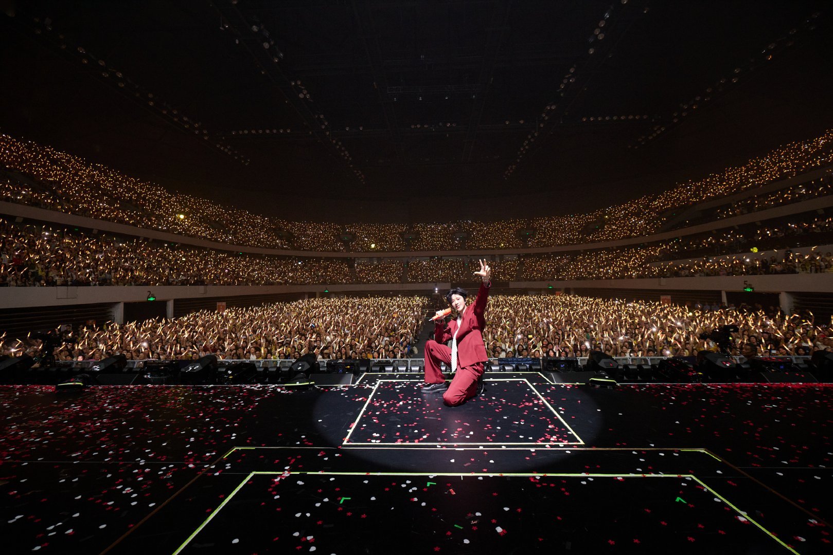 捕捉一只混入演唱会大合照的呆米，小爪子都还没来得及收回去呢~不止是万人合唱的浪漫