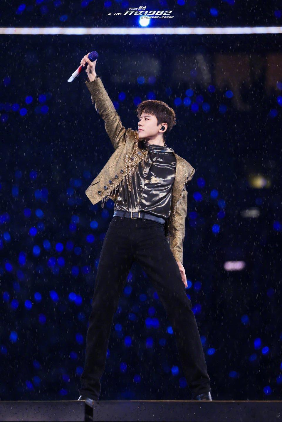 张极又去看张杰演唱会了 张极又去看张杰演唱会了，真的是忠实歌迷。 