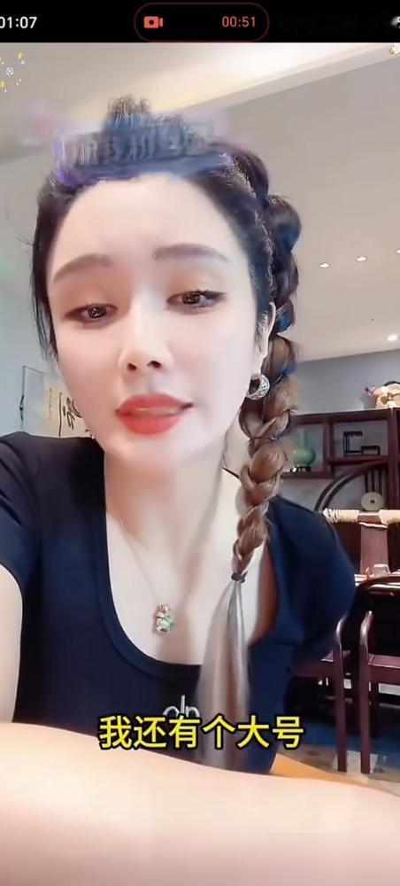 一句“同归于尽”，网红搭档3年感情彻底撕碎。
 
直播间里她哭肿了眼，对着镜头喊