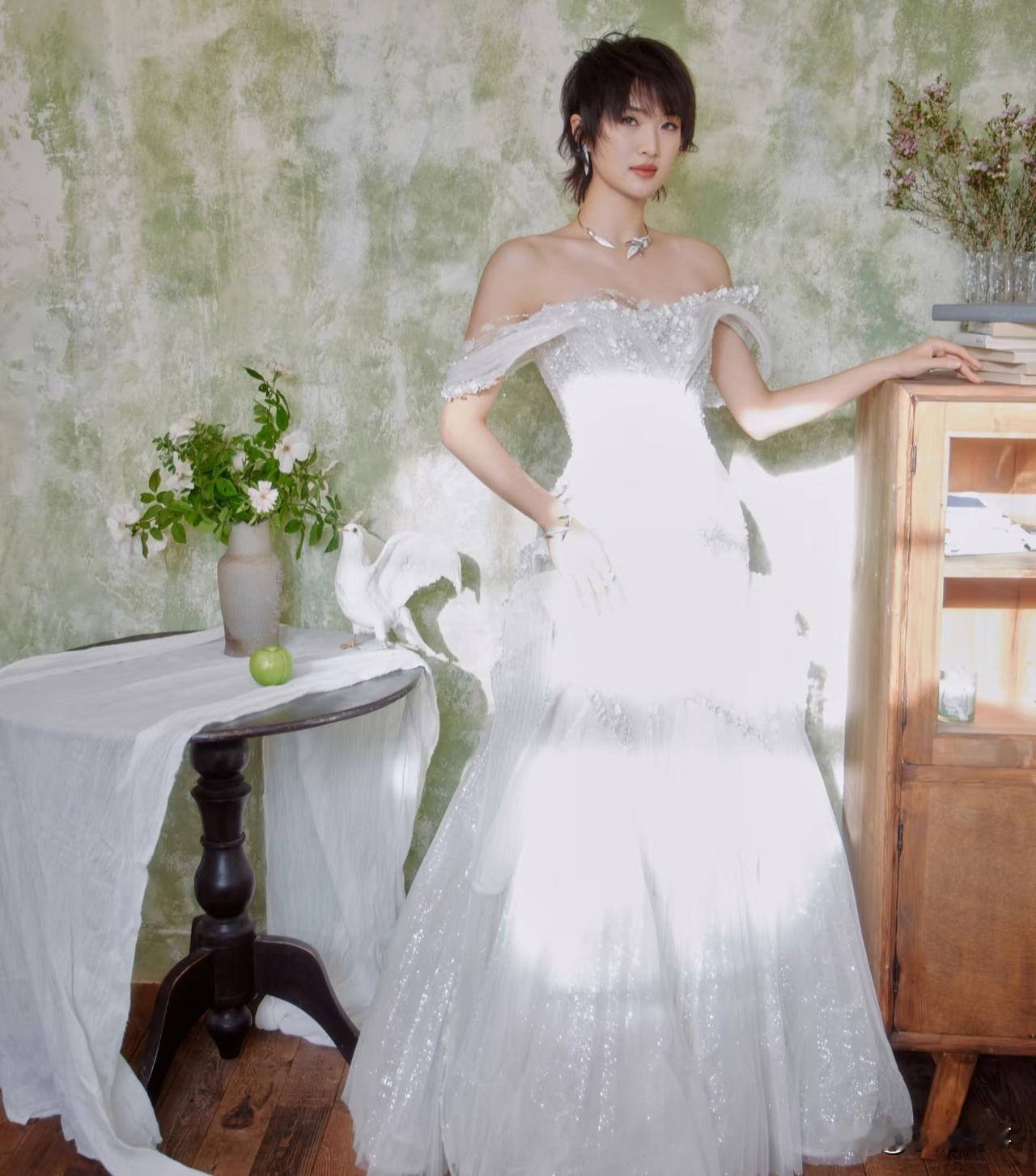 微博之夜，
姚安娜的座位一点都不靠前，
就安安静静坐在第五排。
 
有人说，以她