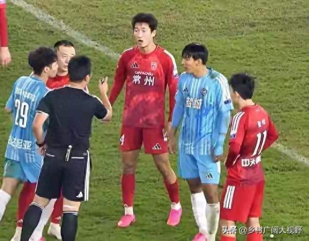 常州3-0拿下盐城，不过盐城队输得有点难看，都是倒在对方角球上