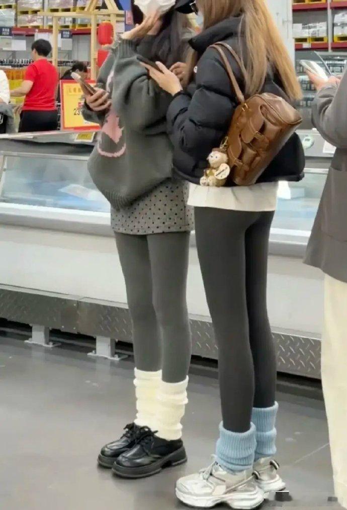 现在都流行这么穿了吗？她们是怎么做到大腿小腿一样大小的 