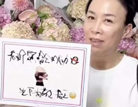 王菲难得精致亮相！那英演唱会藏三十年神仙友谊