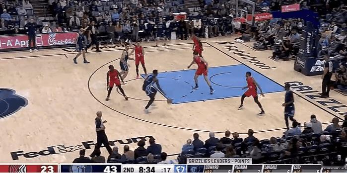 太难受了！灰熊全都追着杨瀚森打！
在今天NBA常规赛开拓者对阵灰熊的第二节比赛中