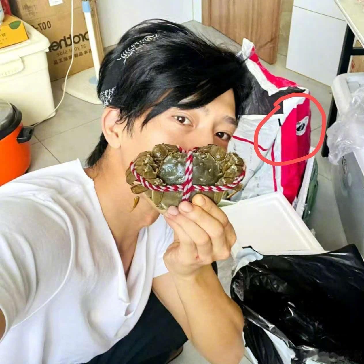 全网都在找Luke，考古翻到老图，意外捕捉粉色唯品箱乱入剧组，原来好货，早就悄悄