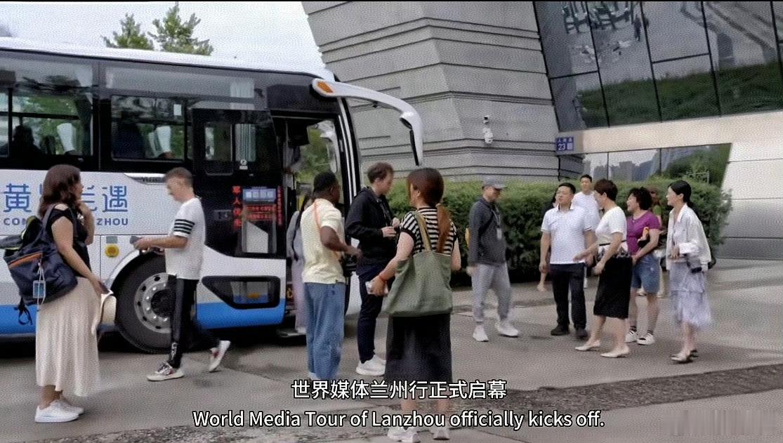 车厢变窗口+0元免费乘！兰州文旅宠客天花板兰州小兰约车0元游水墨丹霞太香了 谁说