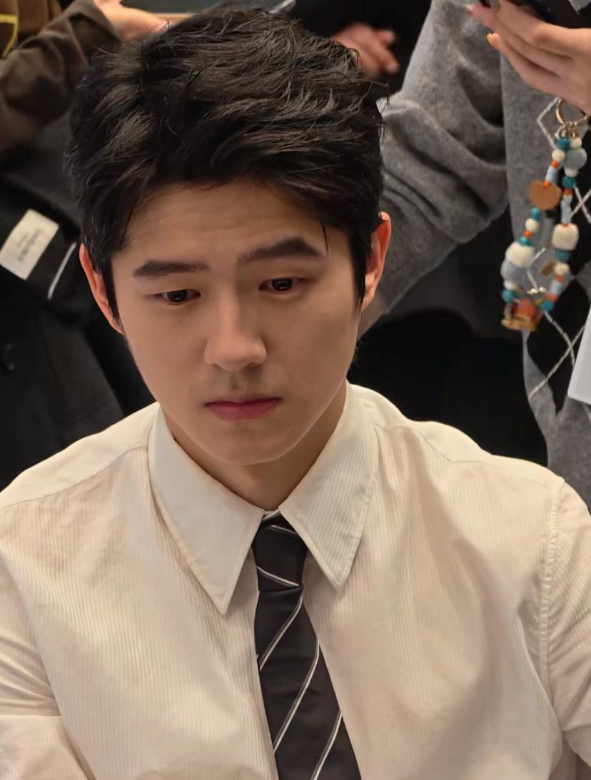 刘昊然真实照片比荧幕上好看多了，也比荧幕上显年轻啊。果然现实中的演员脸都比荧幕上