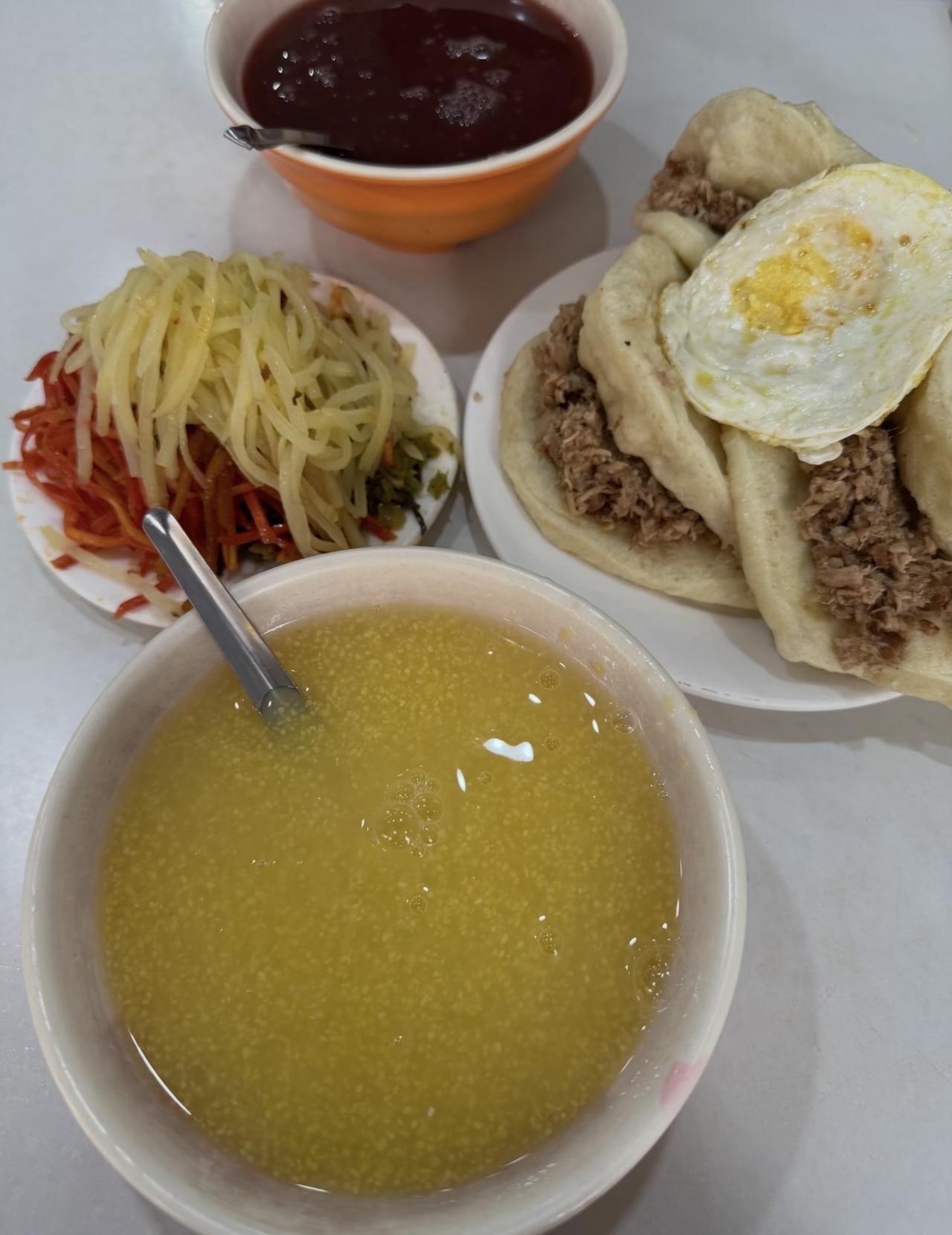 记忆里小时候的味道。饼皮软软的很暄呼，是我爱的口感。可能是因为我中午吃的，饼皮不