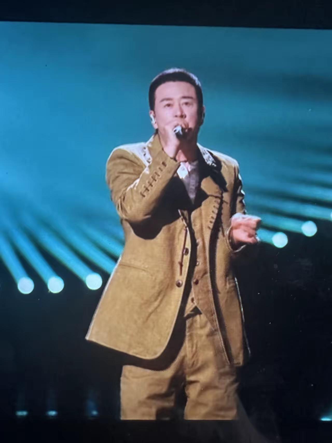 《歌手2026》的热搜内容：①侯明昊的歌声和脸一样能打，②窦靖童难听，③杨坤跑调