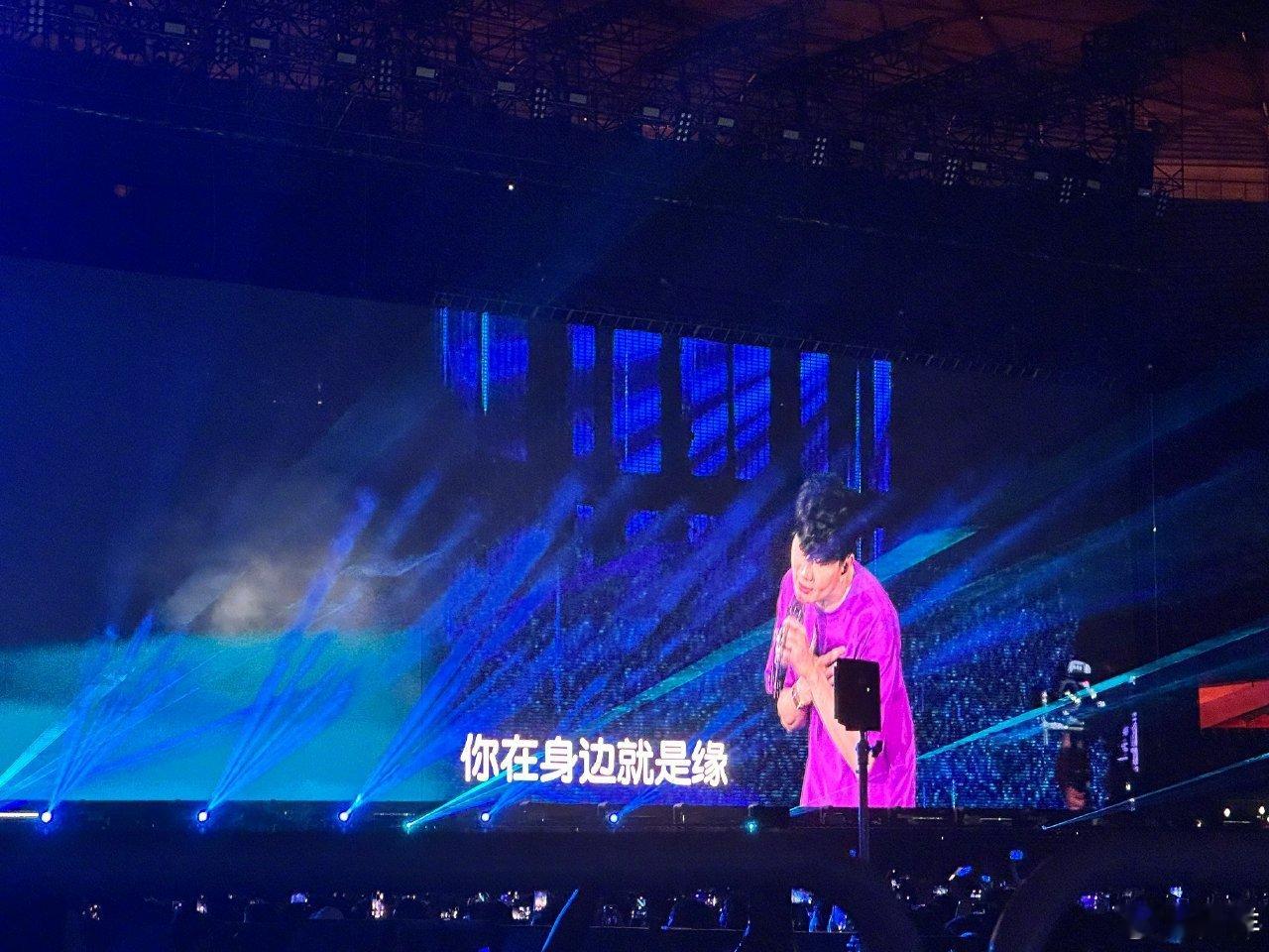 杨洋我的青春回头拍了我一下双厨狂喜🈶！帅哥也去看林俊杰演唱会了，在演唱会结束后