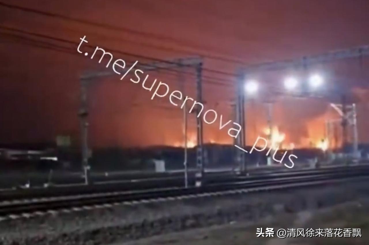 乌克兰使用大量远程无人机袭击了俄罗斯在欧洲最大的石油港口乌斯季卢加港。

俄罗斯