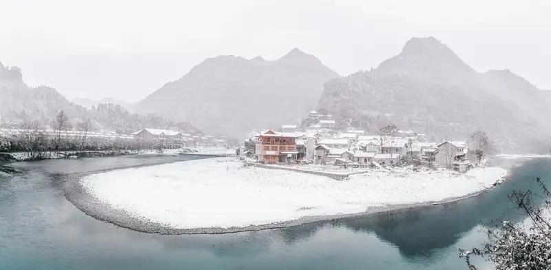 这两句诗简直把雪景的壮丽与灵动描绘得淋漓尽致！“千山素裹迎风立”，仿佛让我看到千