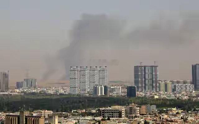 浓烟滚滚！外媒：伊拉克埃尔比勒国际机场附近传出多次爆炸声《以色列时报》等多家媒体