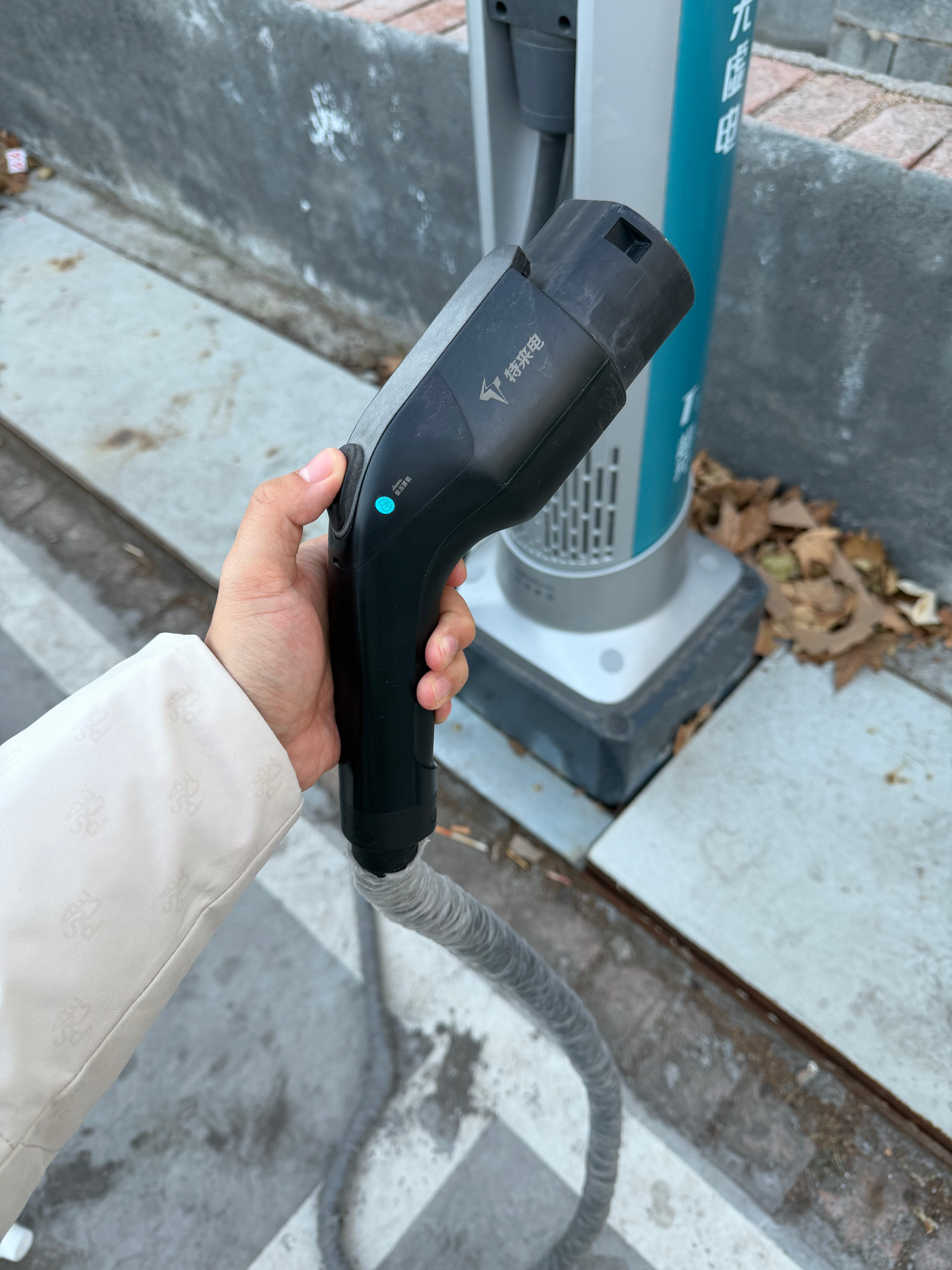 电车充电桩快充都改成这种轻便的就不错，单手轻松掌握。以前那种重重的粗线，像我这种