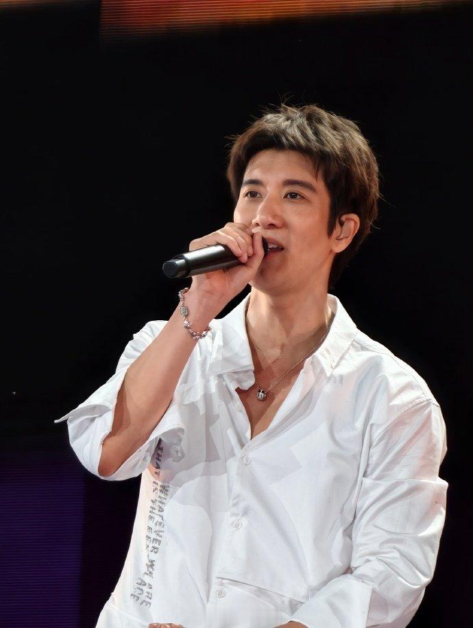 王力宏给了内娱7年时间七年等待终迎来开唱，高能演出从第一秒就牢牢抓住目光。 