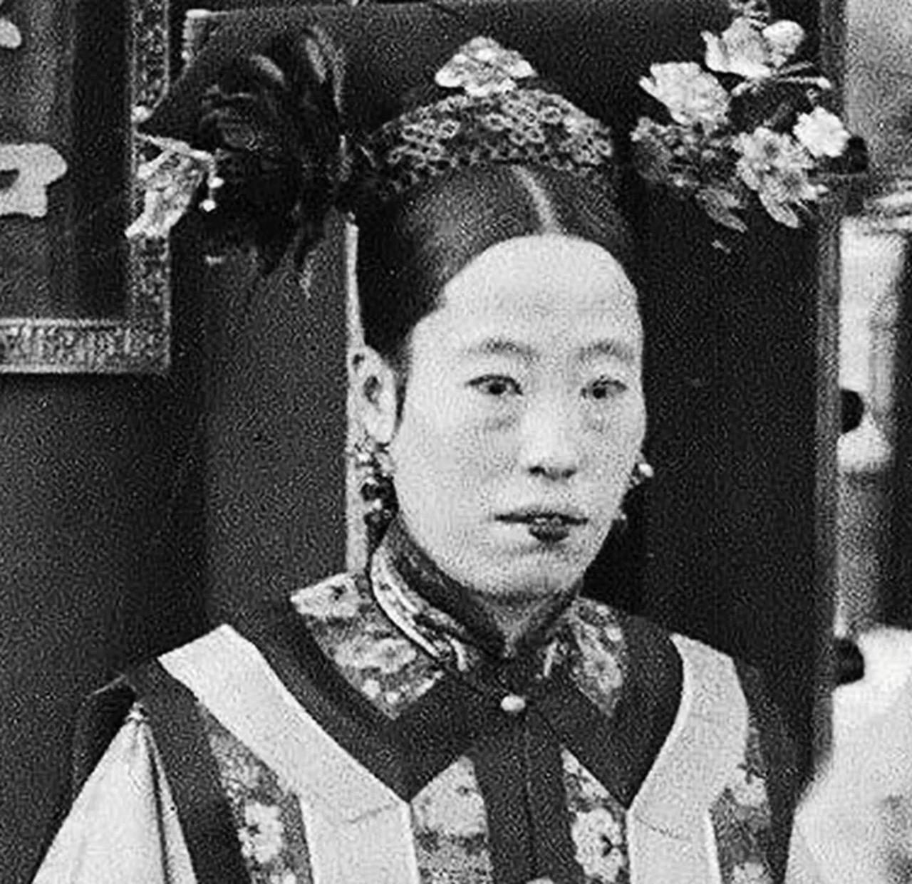 1913年春天，紫禁城长春宫里一片死寂，隆裕太后躺在病榻上，气息微弱。她最后的目