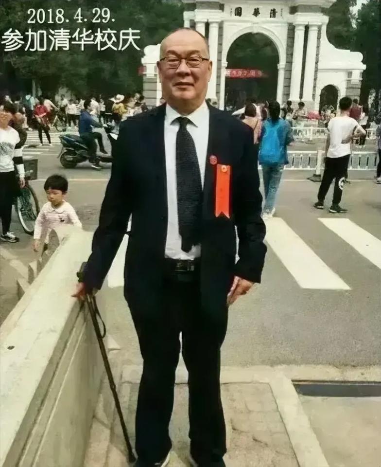 2018年的一天，清华大学标志性建筑二校门前游人如织，其中有一位年过古稀的老者，