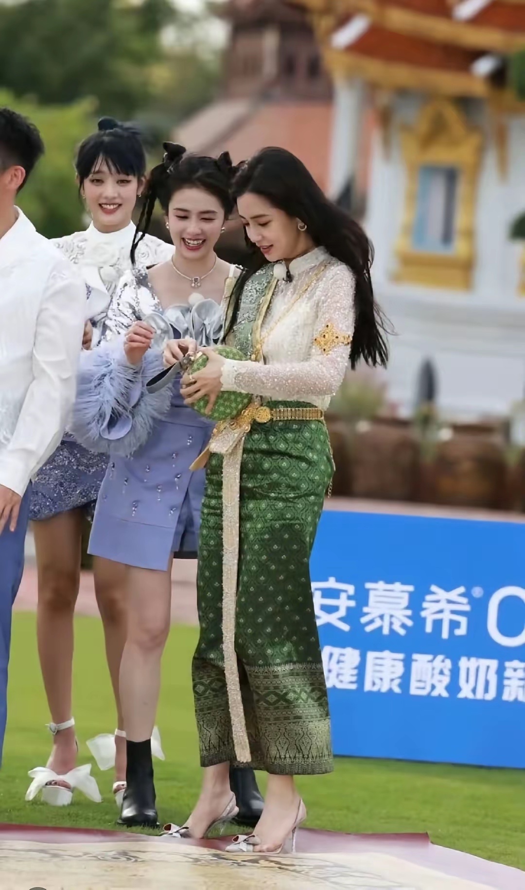 白鹿好漂亮和Angelababy同框气质丝毫不输 