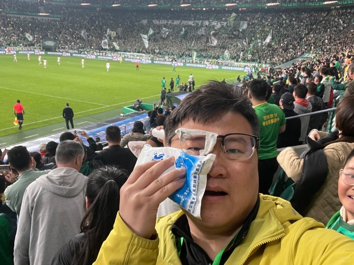 在看台被球击中！眼镜被砸断的国安球迷：国安通知我送签名球衣
